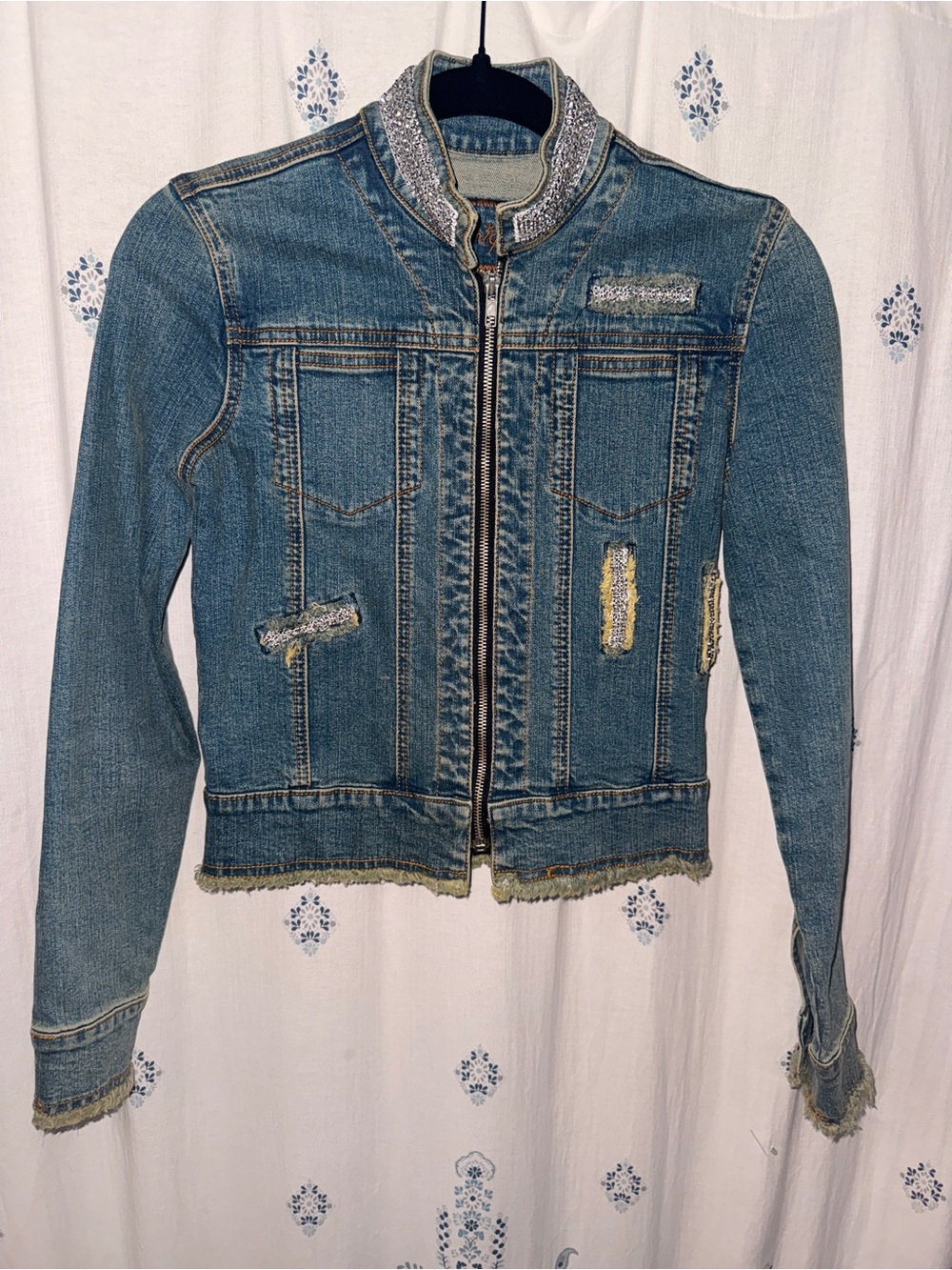 🔥Younique Y2K Cropped Denim Jacket Rhinestone Frayed Zip Up Size Small🔥
